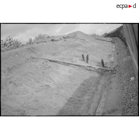 Sabotage des poteaux électriques le long de la voie ferrée. [légende d'origine]