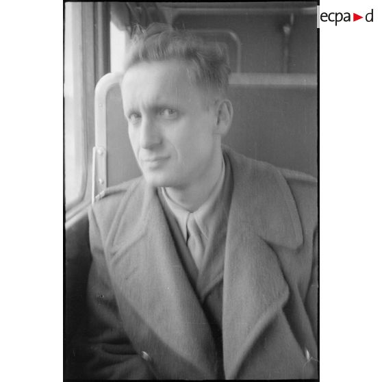 Portrait d'un homme à l'intérieur du train. [légende d'origine]