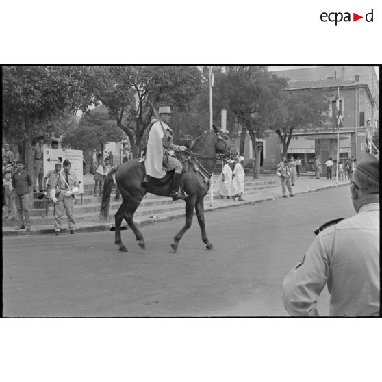 Défilés des spahis à cheval. En tête, les officiers ouvrent la marche. [légende d'origine]