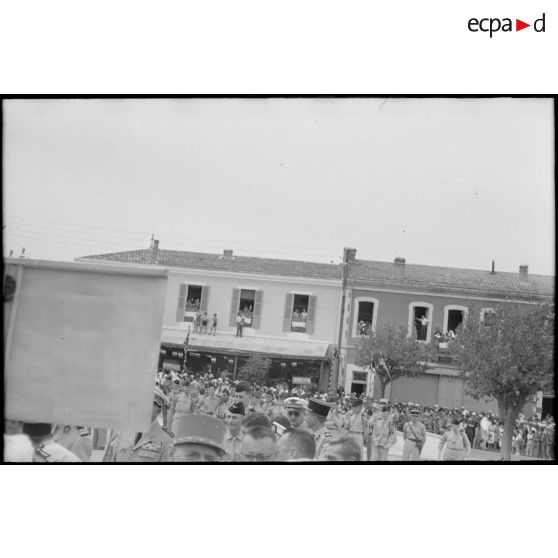 Prise de vue décadrée. Le général de Gaulle au cours de sa visite à Saïda. [légende d'origine]