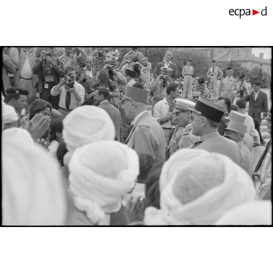 Le général de Gaulle discute avec la population et des anciens combattants de la région de Saïda. [légende d'origine]