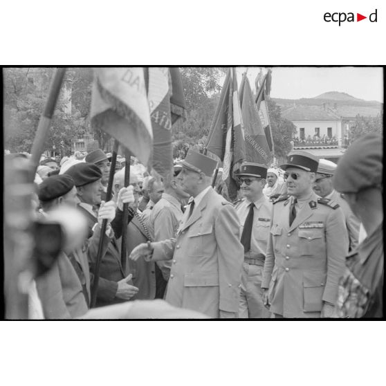 Le général de Gaulle discute avec la population et des anciens combattants de la région de Saïda. [légende d'origine]