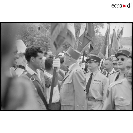 Le général de Gaulle discute avec la population et des anciens combattants de la région de Saïda. [légende d'origine]
