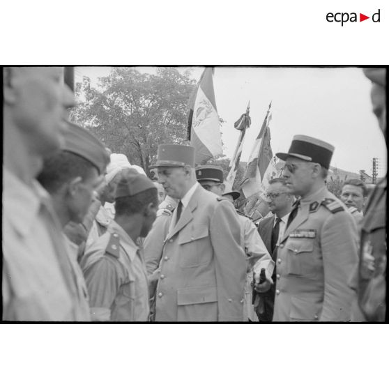 Le général de Gaulle discute avec la population et des anciens combattants de la région de Saïda. [légende d'origine]