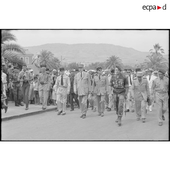 Le général de Gaulle et les autorités militaires au cours de la visite du président de la république à Saïda. Au centre, le colonel Marcel Bigeard, responsable militaire du secteur opérationnel de saïda. [légende d'origine]