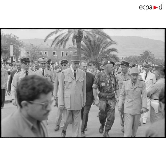 Le général de Gaulle et les autorités militaires au cours de la visite du président de la république à Saïda. Au centre, le colonel Marcel Bigeard, responsable militaire du secteur opérationnel de saïda. Au second plan, Paul Delouvrier, délégué général de l'Algérie. [légende d'origine]