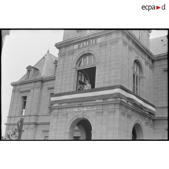 Discours du général de Gaulle depuis l'hôtel de ville de Saïda. Au second plan on reconnaît le délégué général pour l'Algérie, Paul Delouvrier. [légende d'origine]