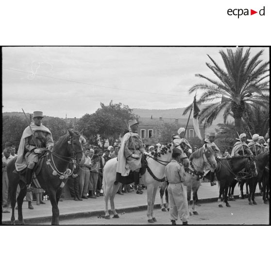 Les spahis écoutent le discours du général de Gaulle. [légende d'origine]