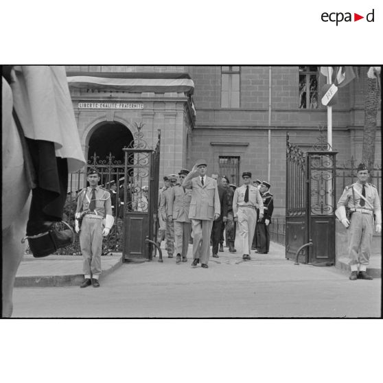 Le général de Gaulle à la sortie de l'hôtel de ville de Saïda après avoir prononcé son discours. [légende d'origine]