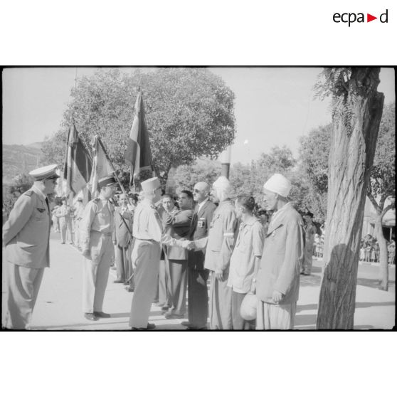 Autorités militaires saluant des anciens combattants. [légende d'origine]