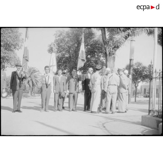 Autorités militaires saluant des anciens combattants. [légende d'origine]