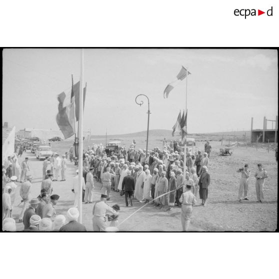 Les autorités civiles et militaires saluent la population rassemblée pour l'inauguration. [légende d'origine]