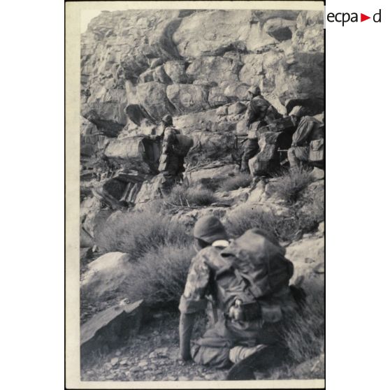 Commando Cobra. Opération du djebel Bou Amoud. Groupe de commandos en attente, arme au poing. [légende d'origine]