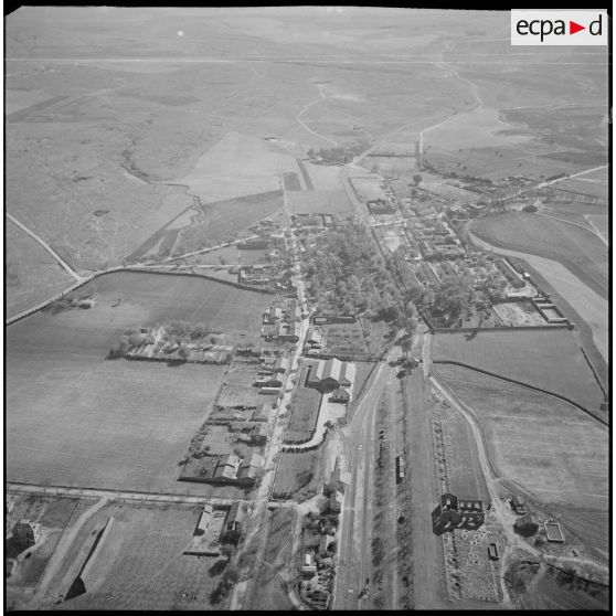 Vue aérienne au-dessus de la région d'Aïn el Hadjar. [légende d'origine]