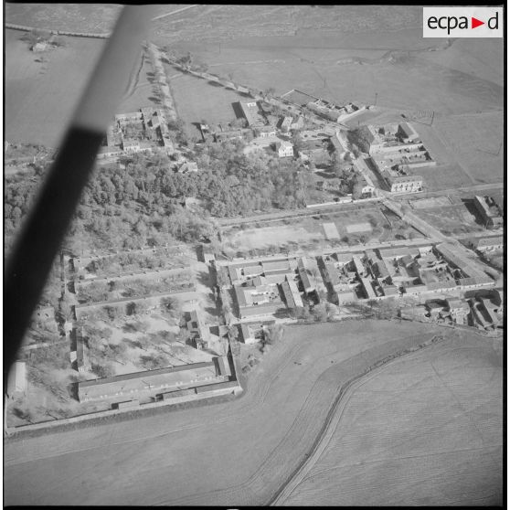 Vue aérienne au-dessus de la région d'Aïn el Hadjar. [légende d'origine]