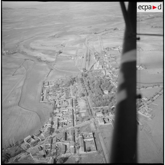 Vue aérienne au-dessus de la région d'Aïn el Hadjar. [légende d'origine]