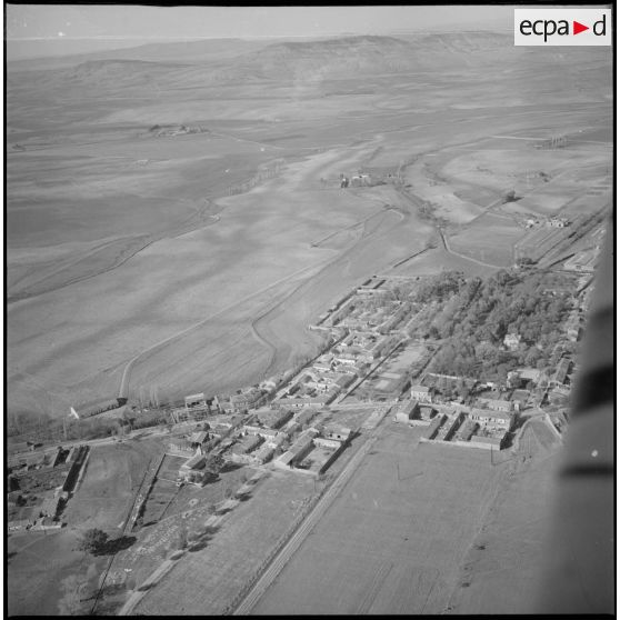 Vue aérienne au-dessus de la région d'Aïn el Hadjar. [légende d'origine]