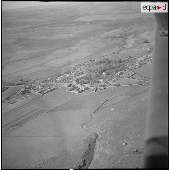 Vue aérienne au-dessus de la région d'Aïn el Hadjar. [légende d'origine]