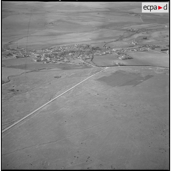 Vue aérienne au-dessus de la région d'Aïn el Hadjar. [légende d'origine]