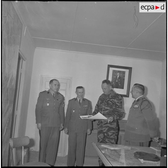 Au 8e RIM, le colonel Bigeard dans le bureau du colonel Alexandre. [légende d'origine]