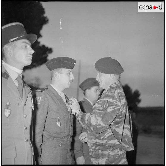 Le colonel Bigeard remet des décorations à l'occasion d'une cérémonie organisée en son honneur au 8e RIM. [légende d'origine]