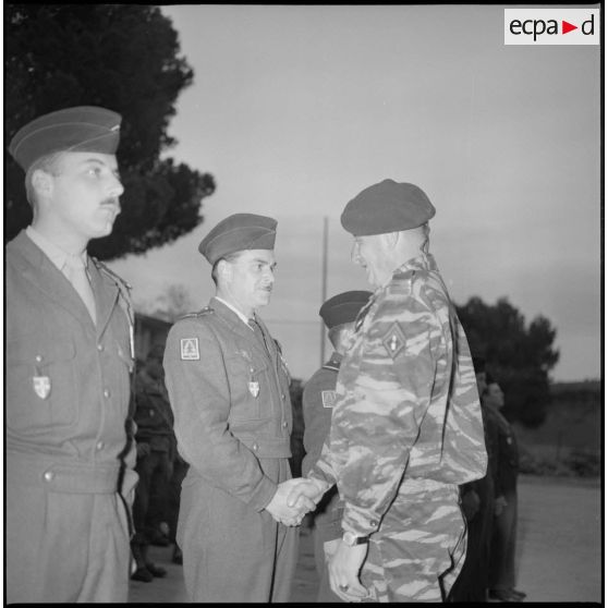 Le colonel Bigeard remet des décorations à l'occasion d'une cérémonie organisée en son honneur au 8e RIM. [légende d'origine]
