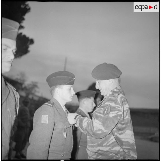 Le colonel Bigeard remet des décorations à l'occasion d'une cérémonie organisée en son honneur au 8e RIM. [légende d'origine]