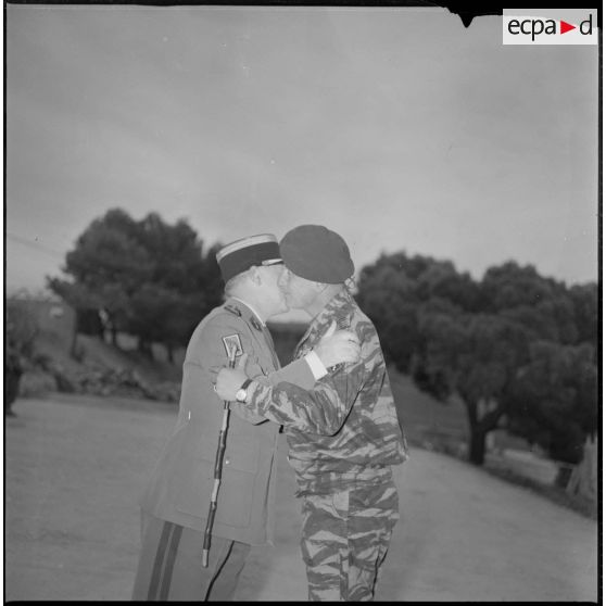 Accolade entre le colonel Alexandre et le colonel Bigeard. [légende d'origine]