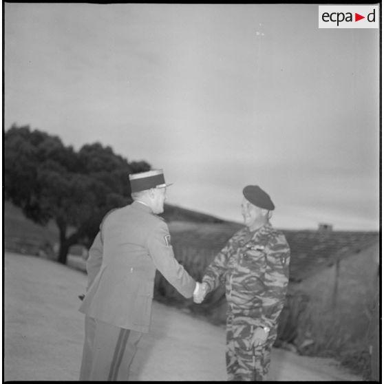 Accolade entre le colonel Alexandre et le colonel Bigeard. [légende d'origine]