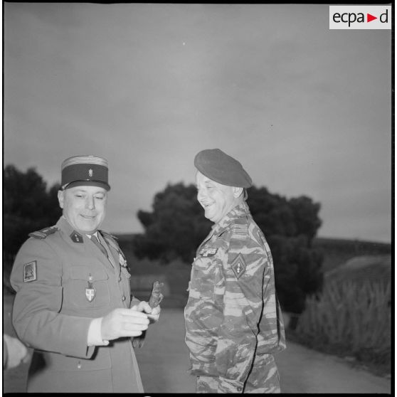 Accolade entre le colonel Alexandre et le colonel Bigeard. [légende d'origine]