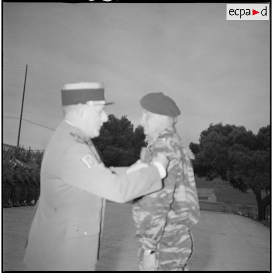 Le colonel Bigeard est fait 1re classe d'honneur du 8e RIM par le colonel Alexandre. [légende d'origine]