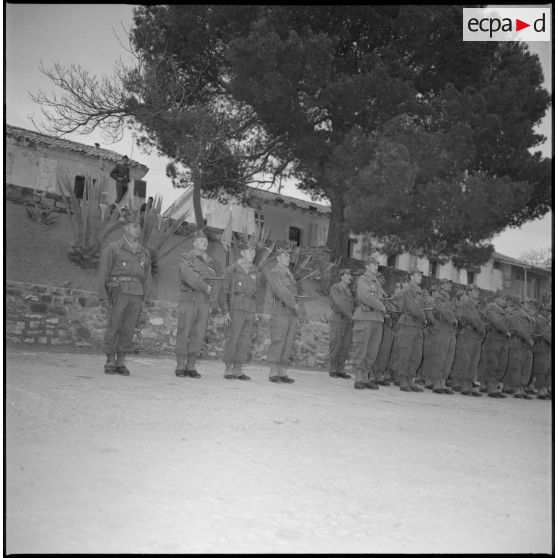 Les troupes au garde-à-vous. [légende d'origine]