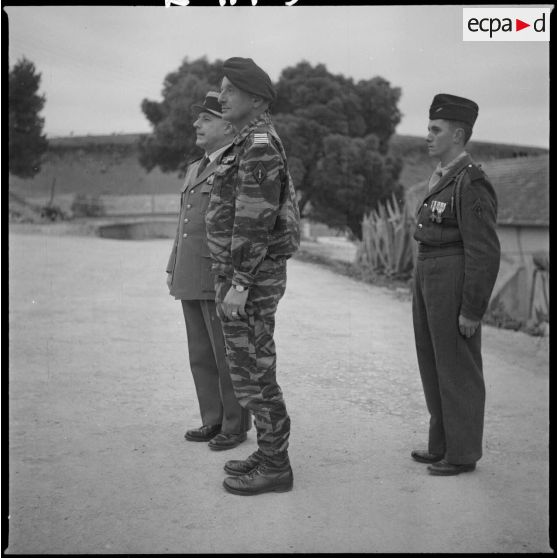 Le colonel Alexandre, le colonel Bigeard et un récipiendaire. [légende d'origine]