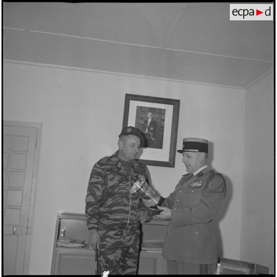 Au 8e RIM, le colonel Bigeard et le colonel Alexandre discutent. [légende d'origine]