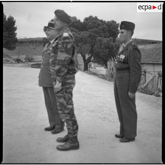 Le colonel Alexandre, le colonel Bigeard et un récipiendaire. [légende d'origine]