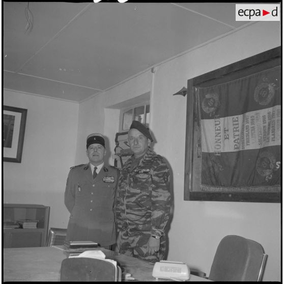 Portrait du colonel Bigeard et du colonel Alexandre au 8e RIM. [légende d'origine]