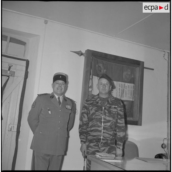 Portrait du colonel Bigeard et du colonel Alexandre au 8e RIM. [légende d'origine]