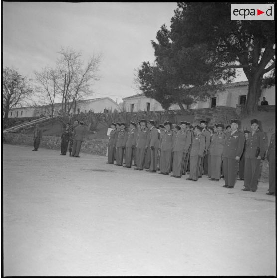 Les officiers du 8e RIM au garde-à-vous. [légende d'origine]