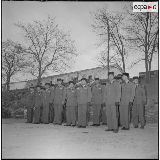 Les officiers du 8e RIM au garde-à-vous. [légende d'origine]