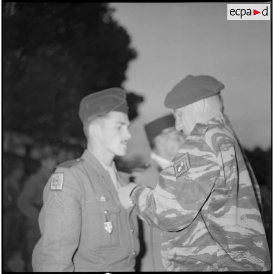 Le colonel Bigeard remet des décorations à l'occasion d'une cérémonie organisée en son honneur au 8e RIM. [légende d'origine]