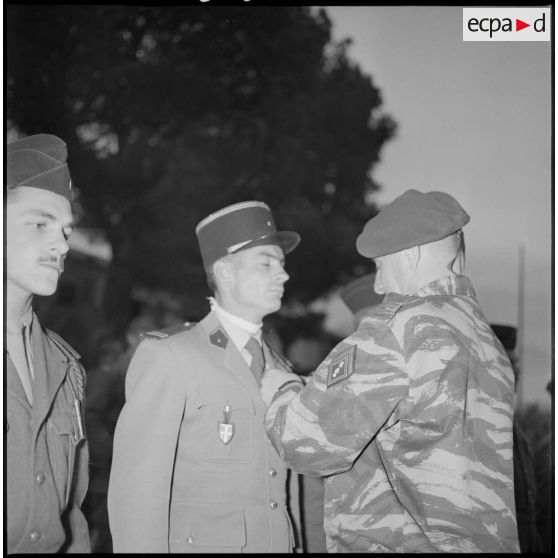 Le colonel Bigeard remet des décorations à l'occasion d'une cérémonie organisée en son honneur au 8e RIM. [légende d'origine]