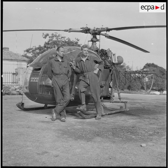 [Pilotes devant un hélicoptère Alouette II.]
