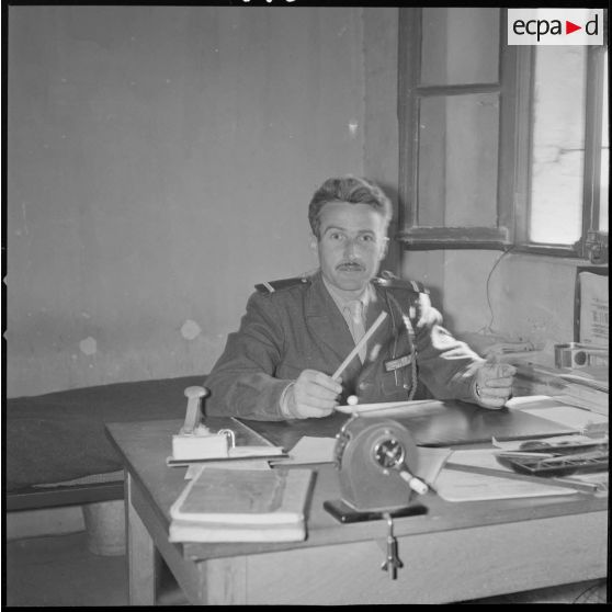 [Camp des chasseurs dans le département de Saïda. Soldat derrière un bureau.]