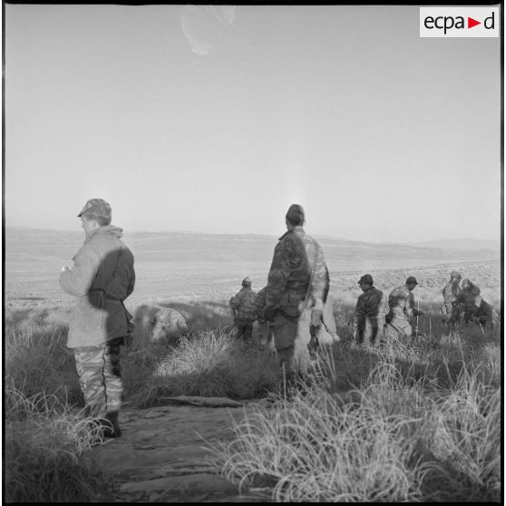 [Opération avec le commando Cobra aux monts des Ksour dans le secteur de Géryville. Soldats observant les alentours au cours d'une halte.]