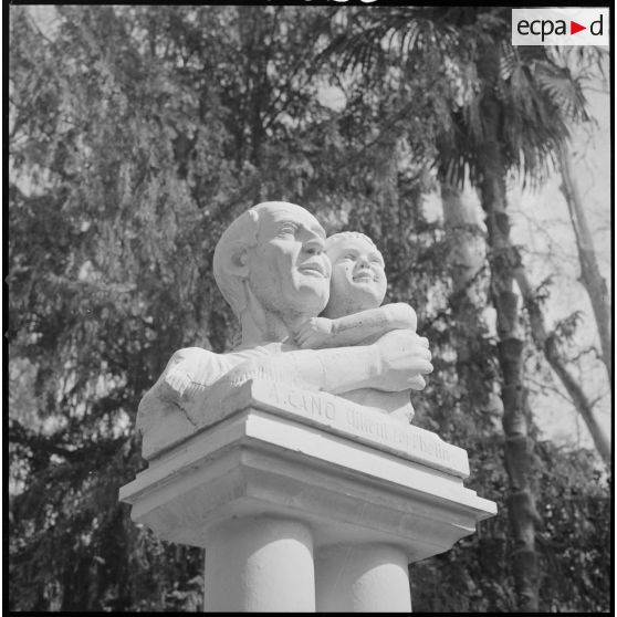 [Statue au jardin public de Sidi-Bel-Abbès. Le socle porte l'inscription "A. CANO ailleul et orphelin". ]