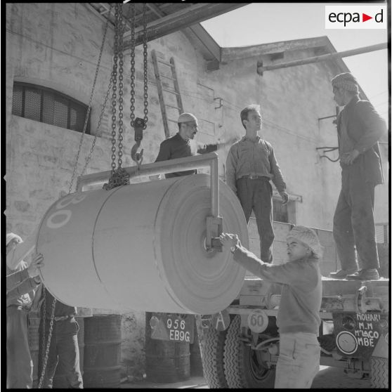 [Papeterie d'Aïn-el-Hadjar. Chargement d'un compresseur sur un camion.]