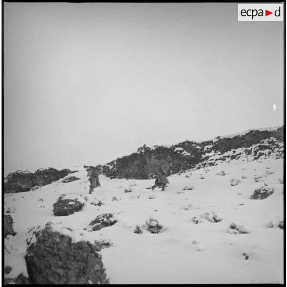 Soldats du 8e RIM en progression dans la campagne enneigée du Vieux Saïda. [légende d'origine]