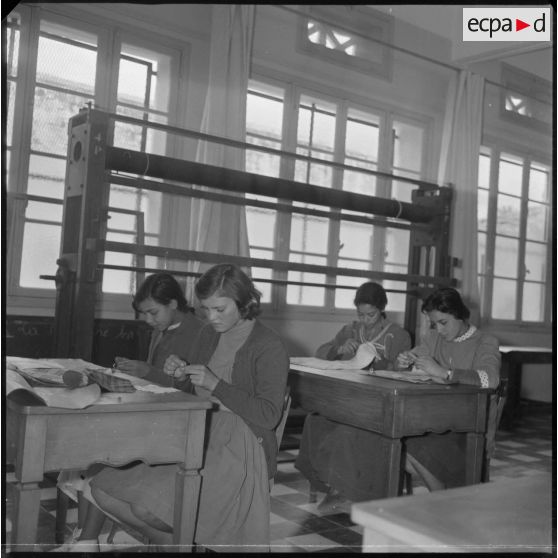 Apprentissage professionnel. Portraits de jeunes filles à l'ouvrage dans un atelier de couture. [légende d'origine]