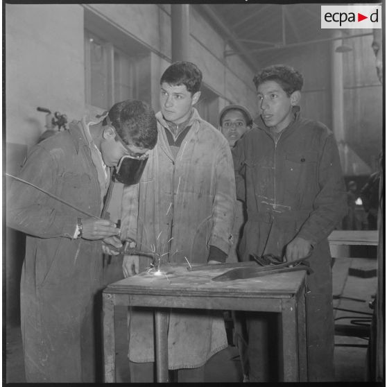 Apprentissage professionnel. Atelier de soudure. [légende d'origine]