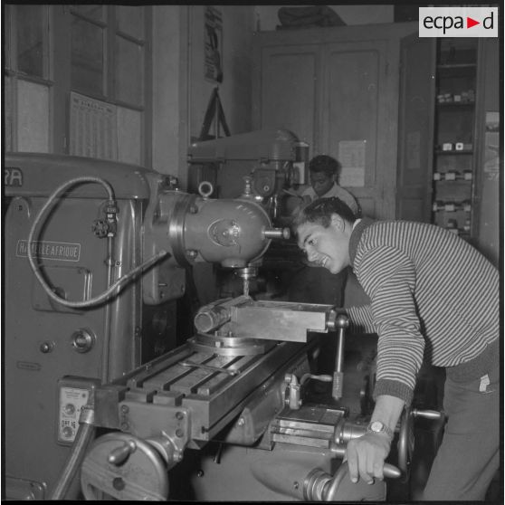 Apprentissage professionnel. Postes d'ajustage ou de filetage. [légende d'origine]